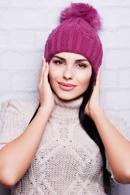 Ponpon ile örme şapka esmer kadın