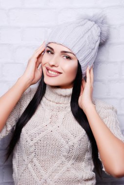 Ponpon ile örme şapka esmer kadın