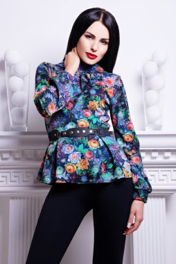 Esmer kadın moda giysiler