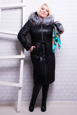 Kürk ile kışın güzel kadın