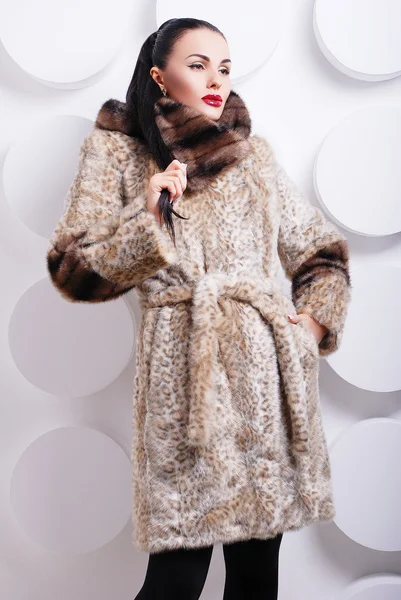 Brunette woman in fur coat — Stock Photo, Image