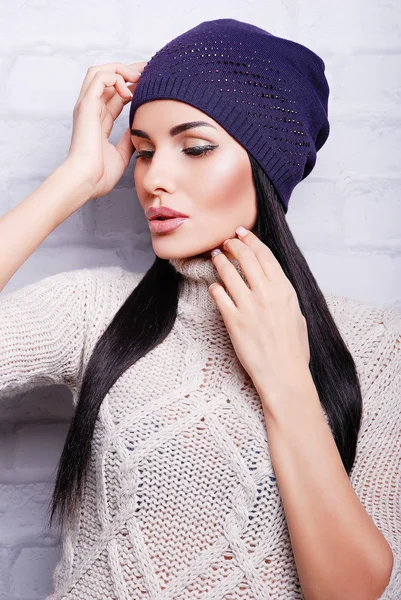 Brunette vrouw in winter hoed — Stockfoto