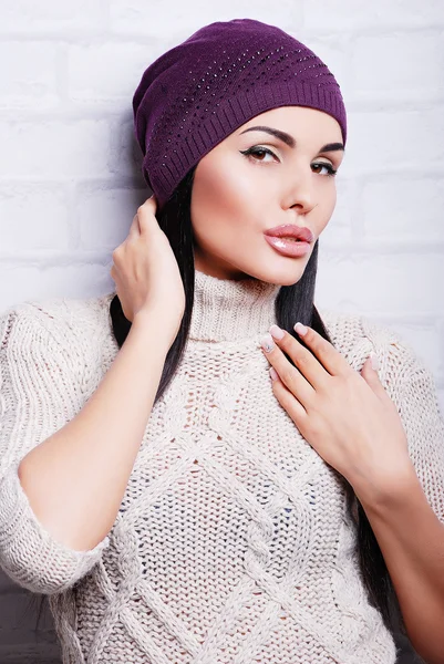 Bruna donna in inverno cappello — Foto Stock