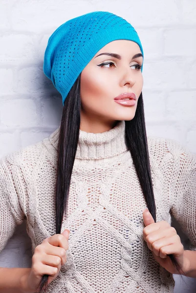 Mujer morena en sombrero de invierno — Foto de Stock