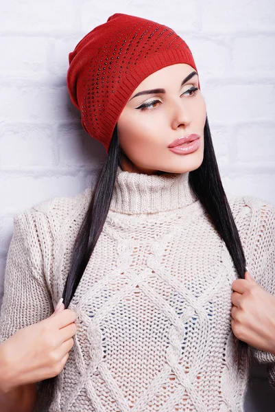 Brunette woman in winter hat — Stock Photo, Image