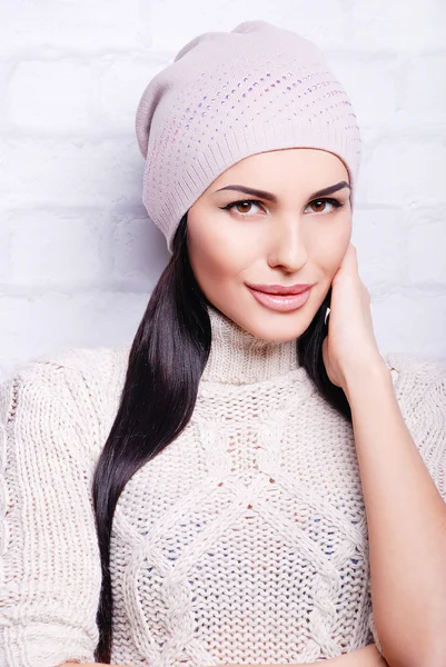 Bruna donna in inverno cappello — Foto Stock