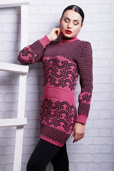 Brünette Frau in lässigem Strickpullover — Stockfoto