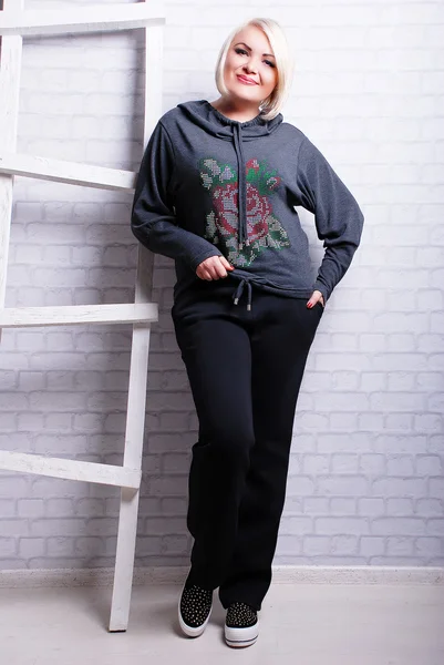 Donna bionda in abiti casual — Foto Stock