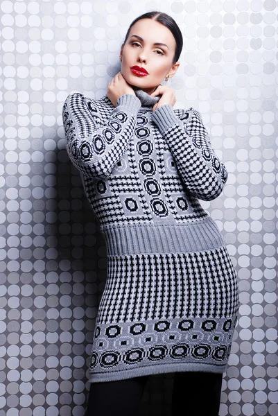 Брюнетка жінка в повсякденному в'язаному светрі — стокове фото