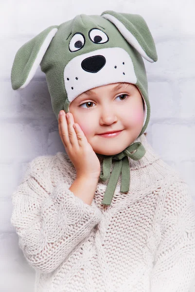 Lachende meisje in warme muts — Stockfoto