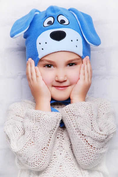 Lachende meisje in warme muts — Stockfoto