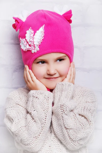 Usmívající se dívka v teplou čepici — Stock fotografie
