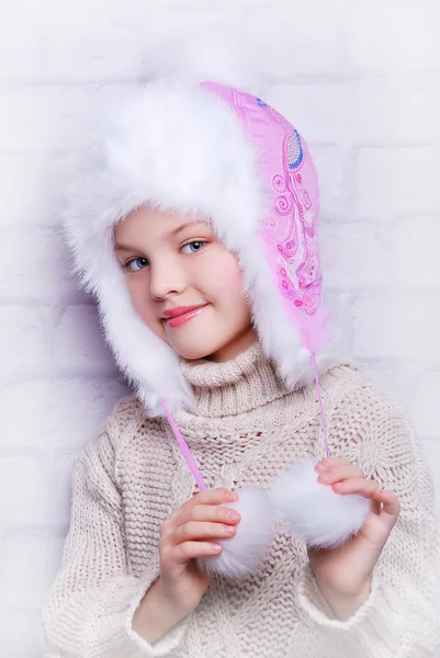 Menina sorridente em chapéu de inverno quente — Fotografia de Stock