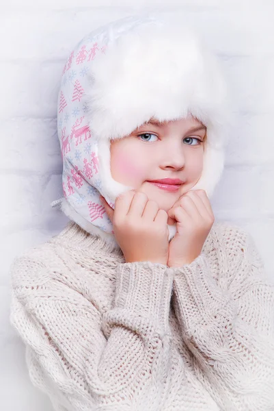 Ragazza sorridente in caldo cappello invernale — Foto Stock