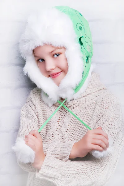 Usmívající se dívka v teplé zimní čepice — Stock fotografie