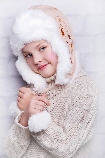 Menina sorridente em chapéu de inverno quente — Fotografia de Stock