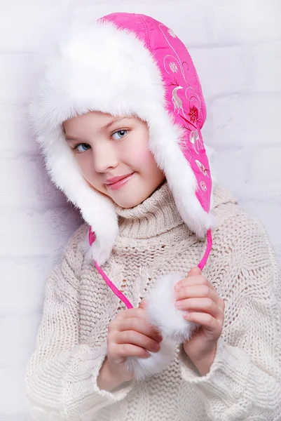 Chica sonriente en cálido sombrero de invierno —  Fotos de Stock
