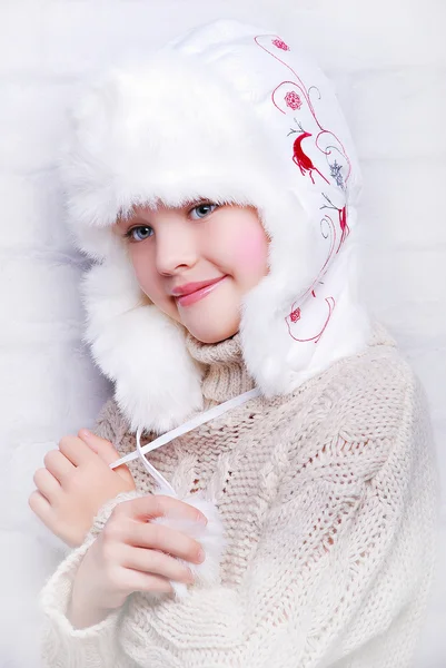 Fille souriante en chapeau d'hiver chaud — Photo