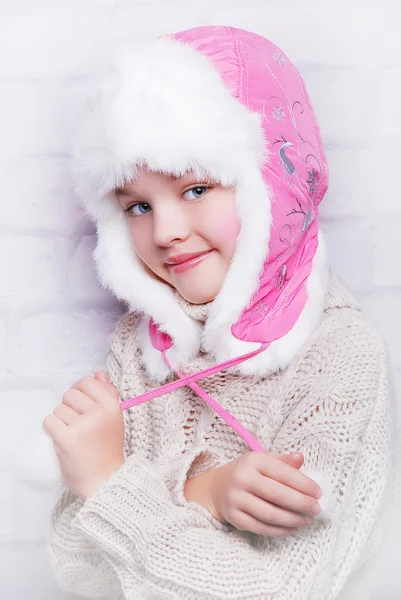 Lachende meisje in warme winter hoed — Stockfoto