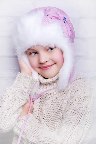 Menina sorridente em chapéu de inverno quente — Fotografia de Stock