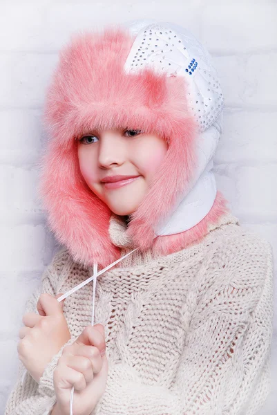 Ragazza sorridente in caldo cappello invernale — Foto Stock