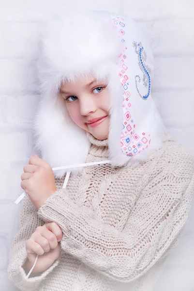 Leende flicka i varm vinter mössa — Stockfoto