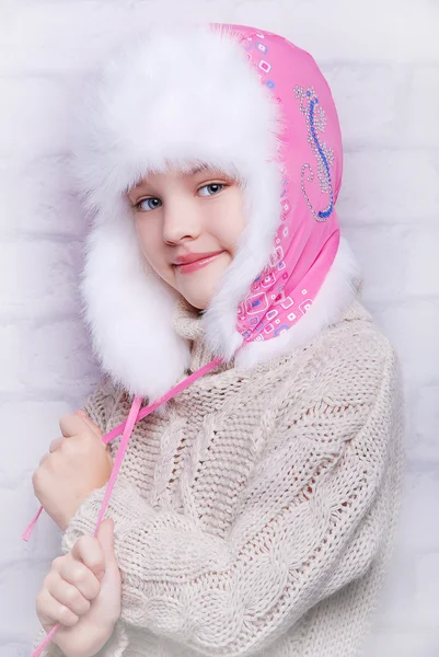 Χαμογελαστό κορίτσι στην ζεστό χειμώνα καπέλο — Φωτογραφία Αρχείου