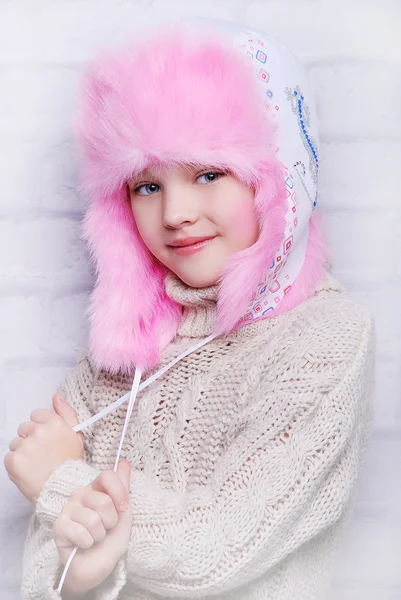 暖かい冬の帽子で微笑んでいる女の子 — ストック写真