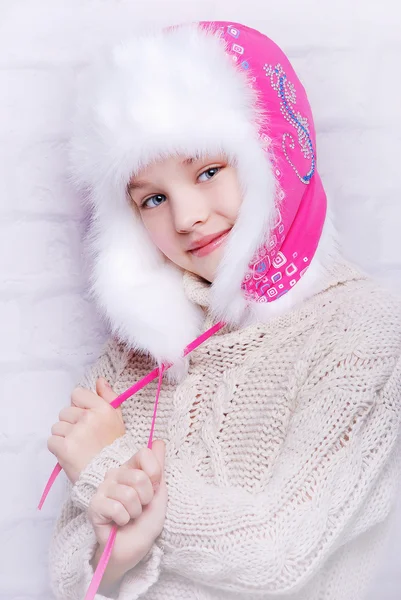 Uśmiechnięta dziewczyna w kapeluszu ciepłe zimowe — Zdjęcie stockowe