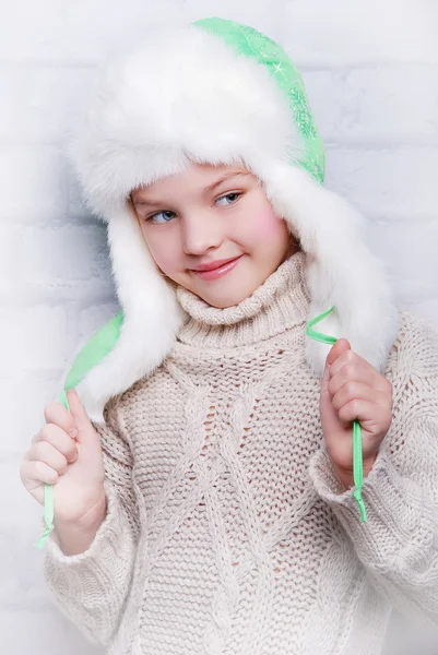 Улыбающаяся девушка в теплой зимней шляпе — стоковое фото