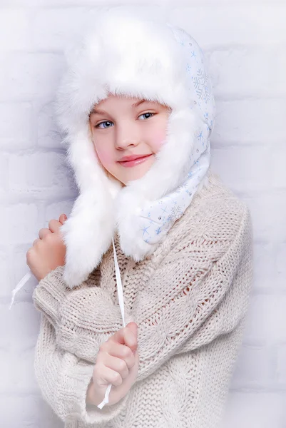 Menina sorridente em chapéu de inverno quente — Fotografia de Stock