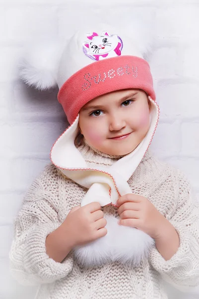 Menina sorridente em chapéu quente — Fotografia de Stock