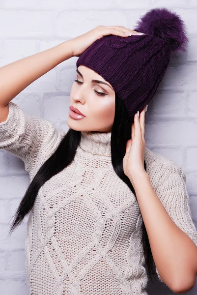 Brunette kvinne i strikket hatt med pompon – stockfoto