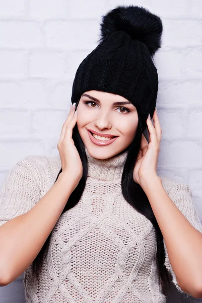 Bruna donna in maglia cappello con pompon — Foto Stock