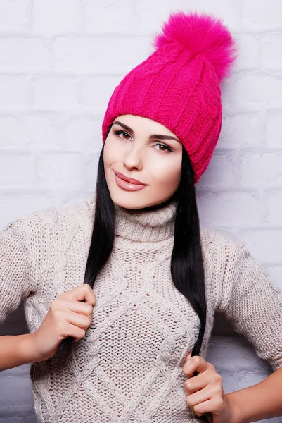 Brünette Frau mit Strickmütze mit Bommel — Stockfoto