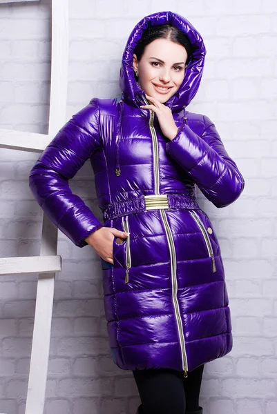 Donna in inverno cappotto alla moda — Foto Stock