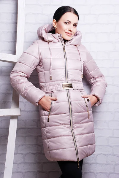 Frau im Winter trendigen Mantel — Stockfoto