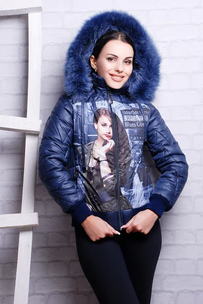 Vrouw in trendy winterjas — Stockfoto