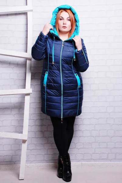 Vrouw in trendy winterjas — Stockfoto