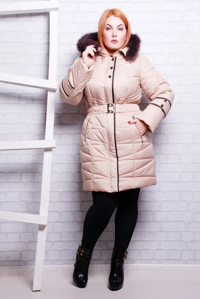 Vrouw in trendy winterjas — Stockfoto