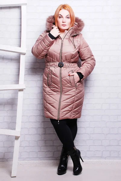 Vrouw in trendy winterjas — Stockfoto