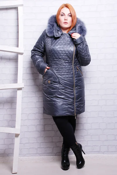 Vrouw in trendy winterjas — Stockfoto