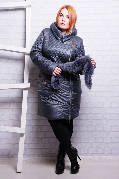 Vrouw in trendy winterjas — Stockfoto