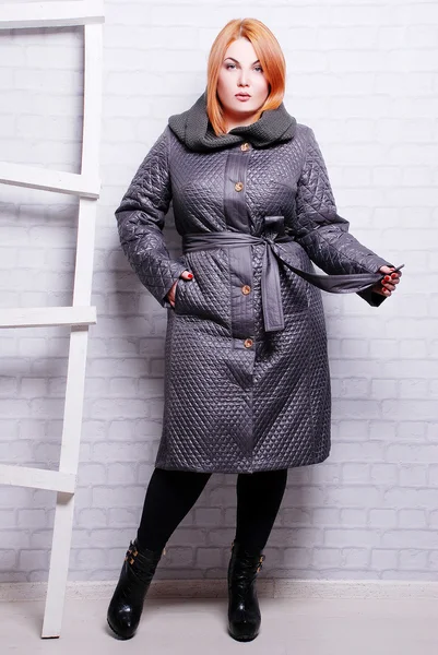 Женщина в модном зимнем пальто — стоковое фото