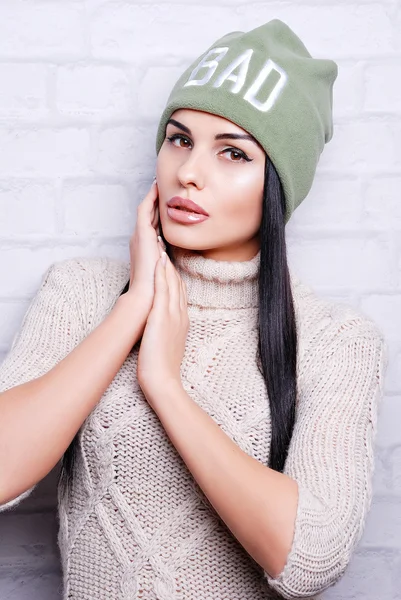 Brunetka dama w kapeluszu zima — Zdjęcie stockowe