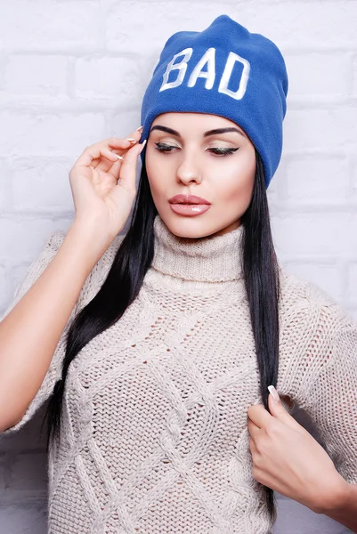 Brunette woman in winter hat — Stock Photo, Image