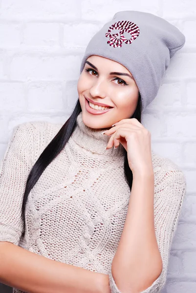 Brunetka dama w kapeluszu zima — Zdjęcie stockowe