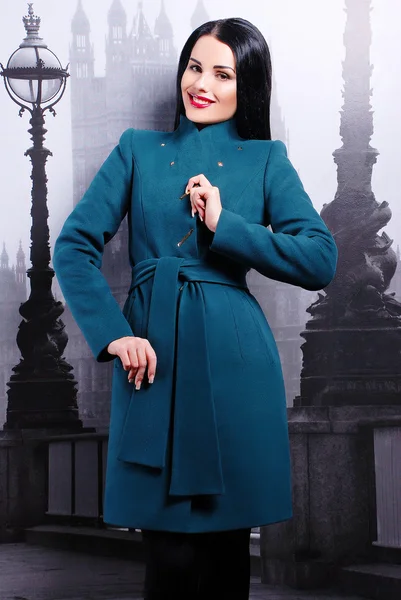 Bella donna in cappotto — Foto Stock