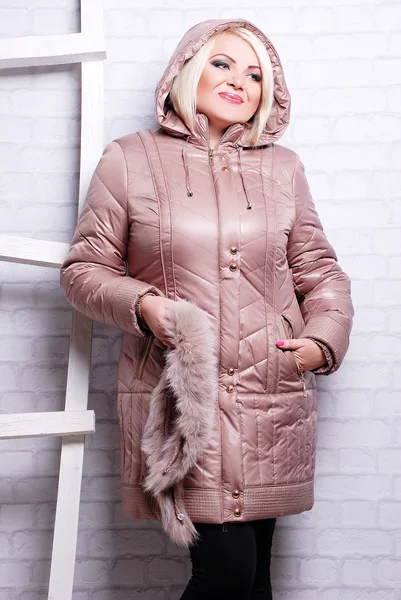 Femme blonde en manteau d'hiver — Photo