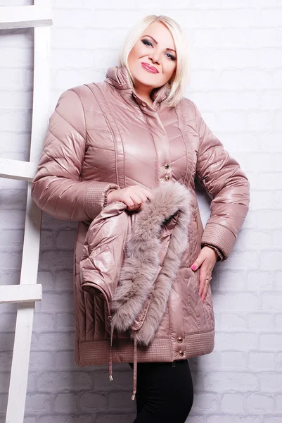 Blonde vrouw in winterjas — Stockfoto